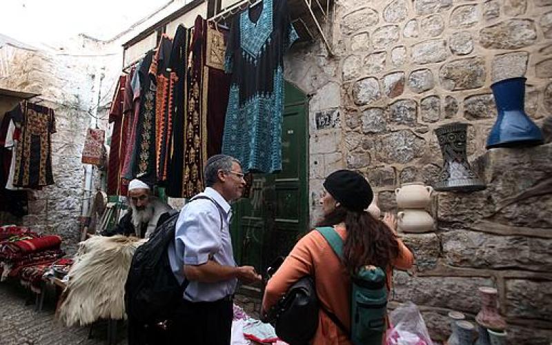 بالصور.. تجول المغتصبين في شوارع الخليل