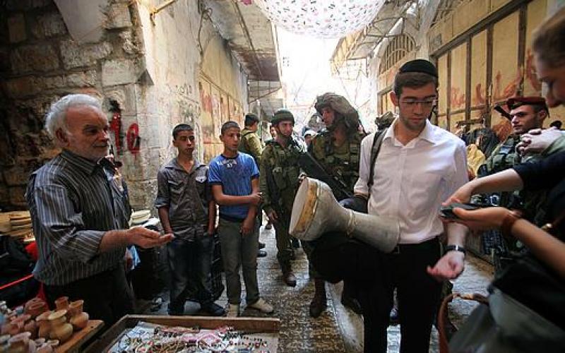 بالصور.. تجول المغتصبين في شوارع الخليل