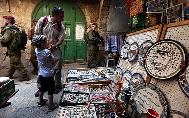بالصور.. تجول المغتصبين في شوارع الخليل