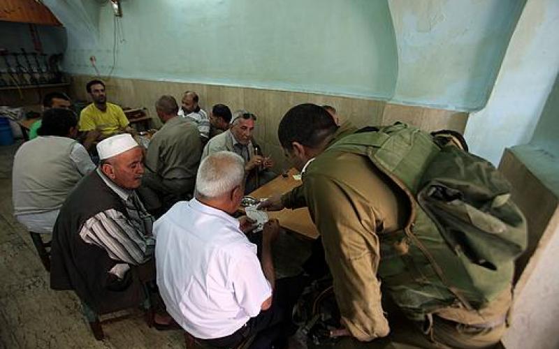 بالصور.. تجول المغتصبين في شوارع الخليل