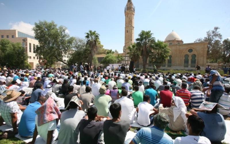بالصور.. صلاة الجمعة بمسجد بئر السبع