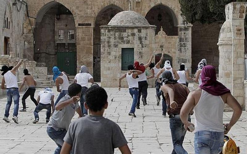 بالصور.. إصابات واعتقالات في باحات الأقصى
