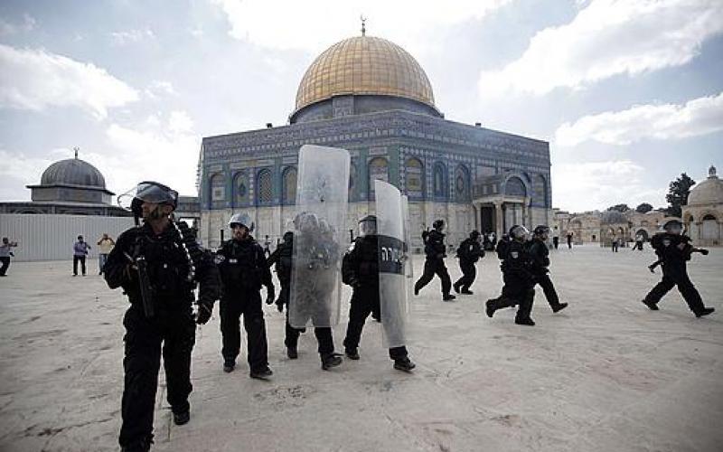 بالصور.. إصابات واعتقالات في باحات الأقصى