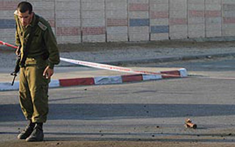 بالصور.. (60) قذيفة تستهدف مواقع إسرائيلية