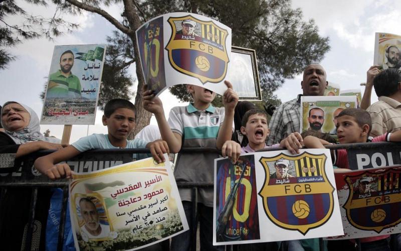 صور.. شاليط في "الكامب نو" وذوو الأسرى يحتجون