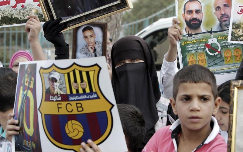 صور.. شاليط في "الكامب نو" وذوو الأسرى يحتجون