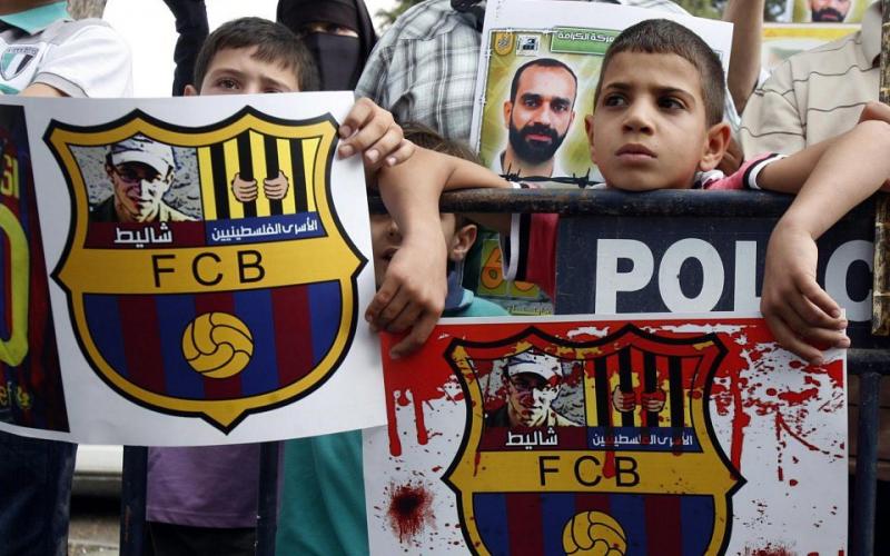 صور.. شاليط في "الكامب نو" وذوو الأسرى يحتجون