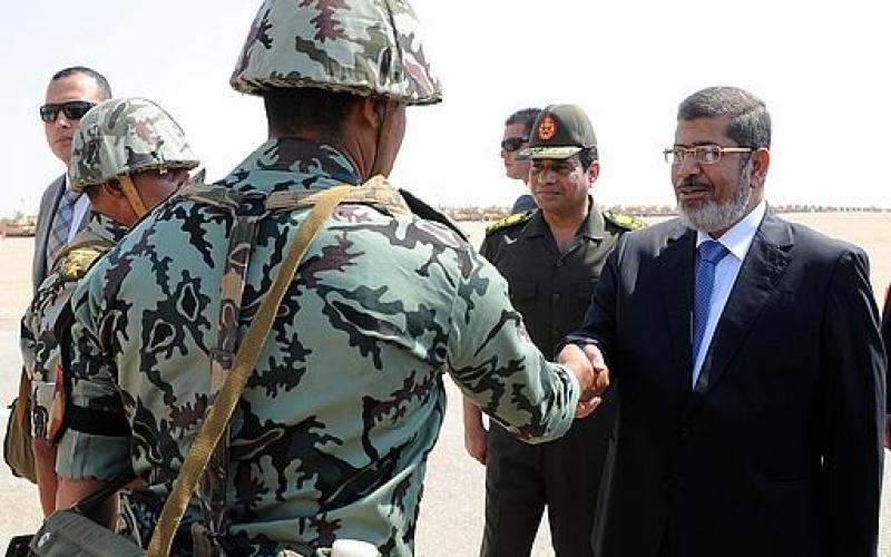 صور.. الرئيس مرسي يتفقد كتيبة مدرعات