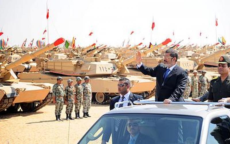 صور.. الرئيس مرسي يتفقد كتيبة مدرعات