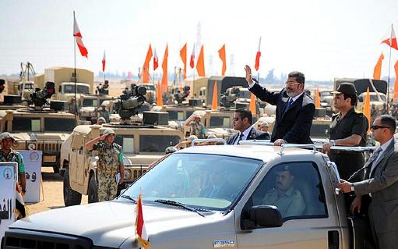 صور.. الرئيس مرسي يتفقد كتيبة مدرعات