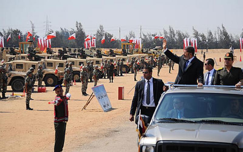 صور.. الرئيس مرسي يتفقد كتيبة مدرعات