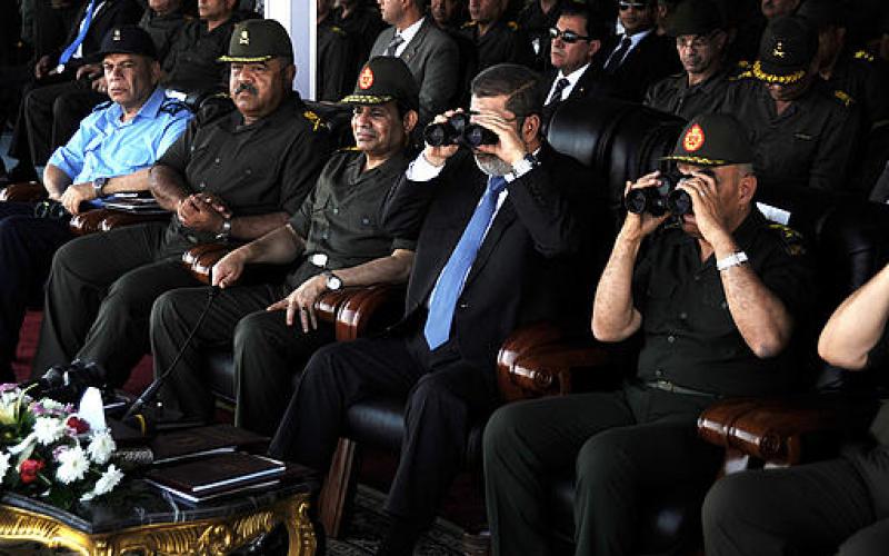 صور.. الرئيس مرسي يتفقد كتيبة مدرعات