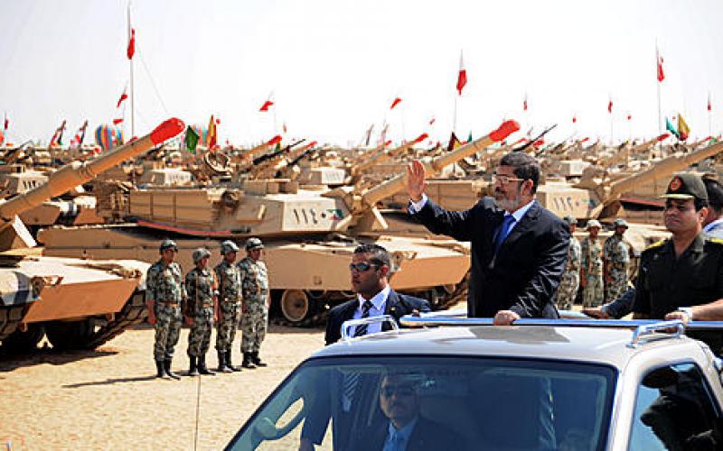 صور.. الرئيس مرسي يتفقد كتيبة مدرعات