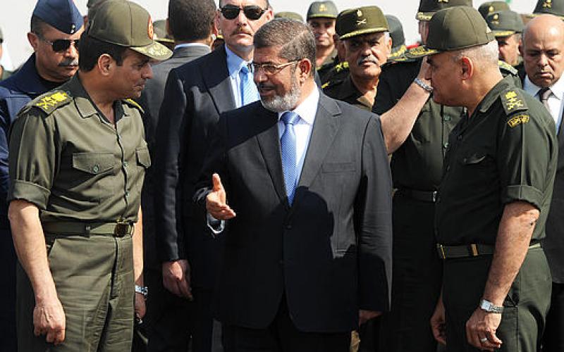 صور.. الرئيس مرسي يتفقد كتيبة مدرعات
