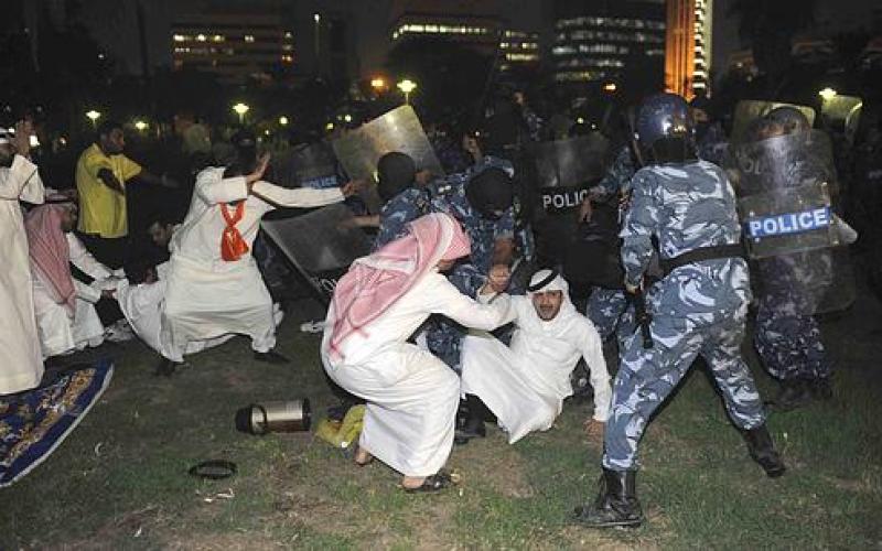 صور..إصابة العشرات باحتجاجات عارمة بالكويت