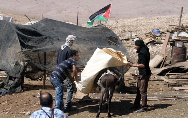 صور: نشطاء يبنون "خربة مكحول" بعد هدمها