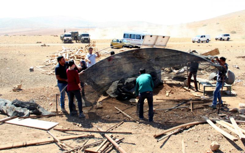 صور: نشطاء يبنون "خربة مكحول" بعد هدمها