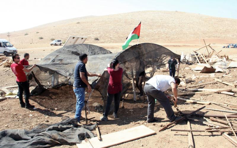 صور: نشطاء يبنون "خربة مكحول" بعد هدمها