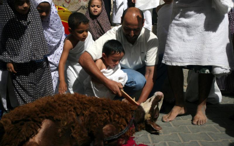 صور: أطفال غزة يتعلمون شعائر الحج