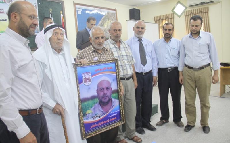 صور: بلدية خان يونس تكرم موظفيها العاملين خلال العدوان
