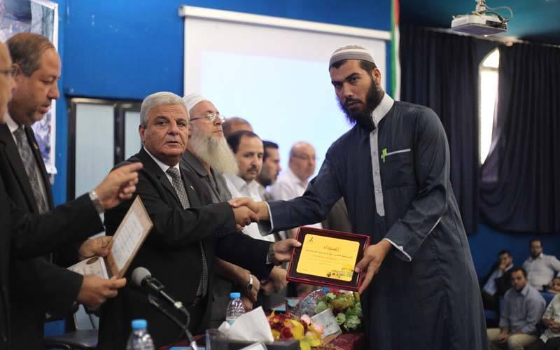 ًصور: "الأقصى" تكرم ذوي شهدائها خلال العدوان