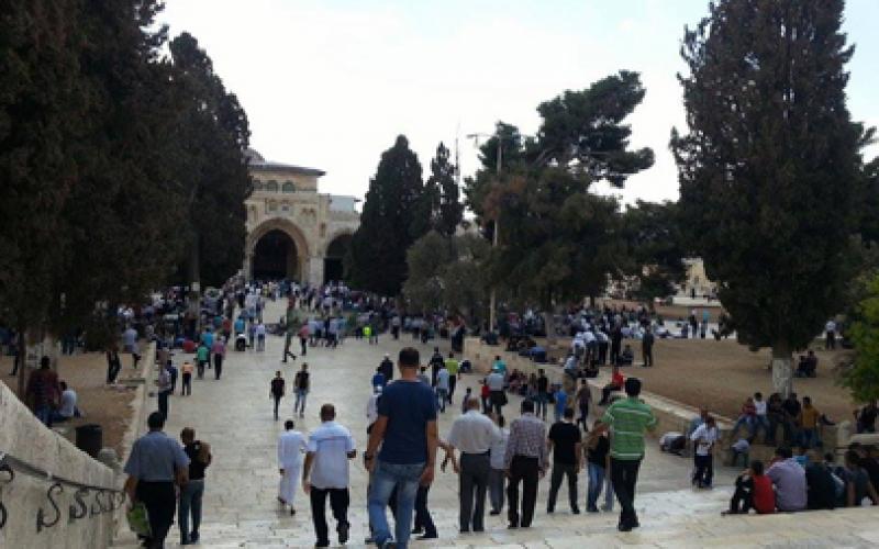 بالصور: الآلاف يؤدون صلاة الجمعة بالأقصى
