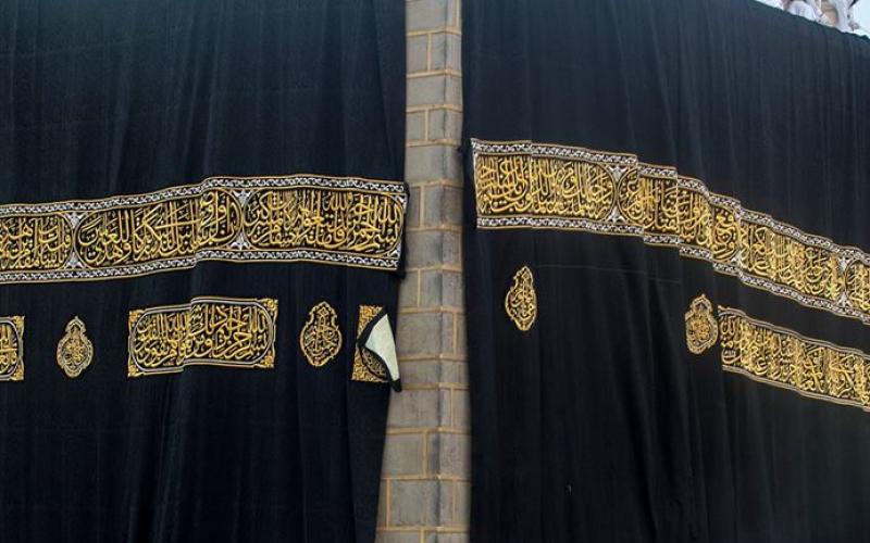 صور: الكعبة المشرّفة تتزين بثوبها الجديد