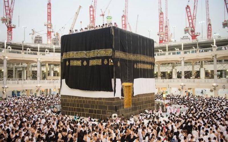 صور: الكعبة المشرّفة تتزين بثوبها الجديد