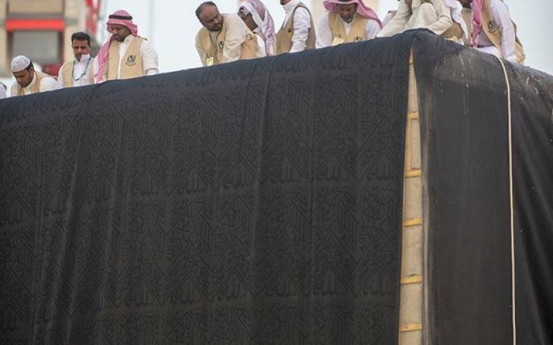 صور: الكعبة المشرّفة تتزين بثوبها الجديد
