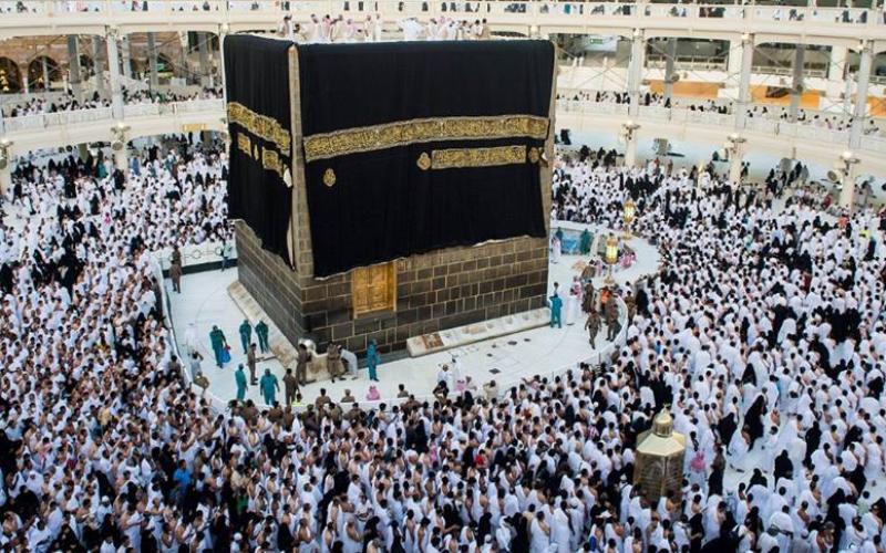 صور: الكعبة المشرّفة تتزين بثوبها الجديد