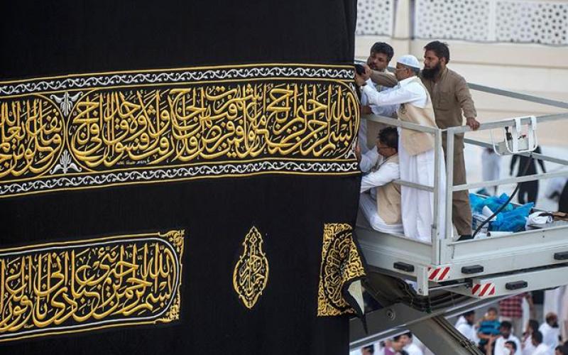 صور: الكعبة المشرّفة تتزين بثوبها الجديد
