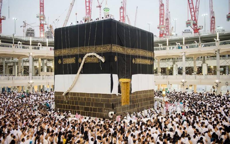 صور: الكعبة المشرّفة تتزين بثوبها الجديد