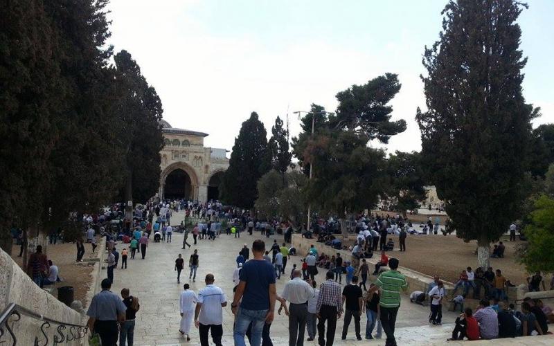 بالصور: الآلاف يؤدون صلاة الجمعة بالأقصى