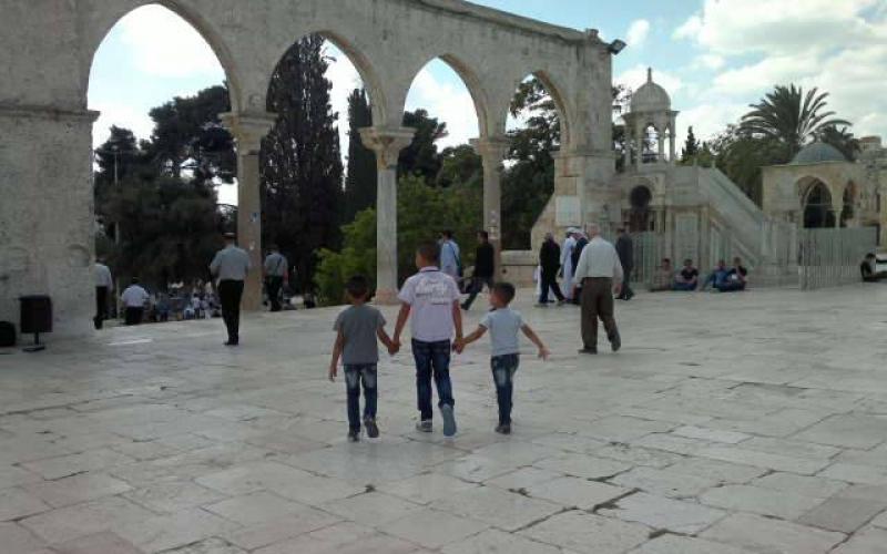 بالصور: الآلاف يؤدون صلاة الجمعة بالأقصى