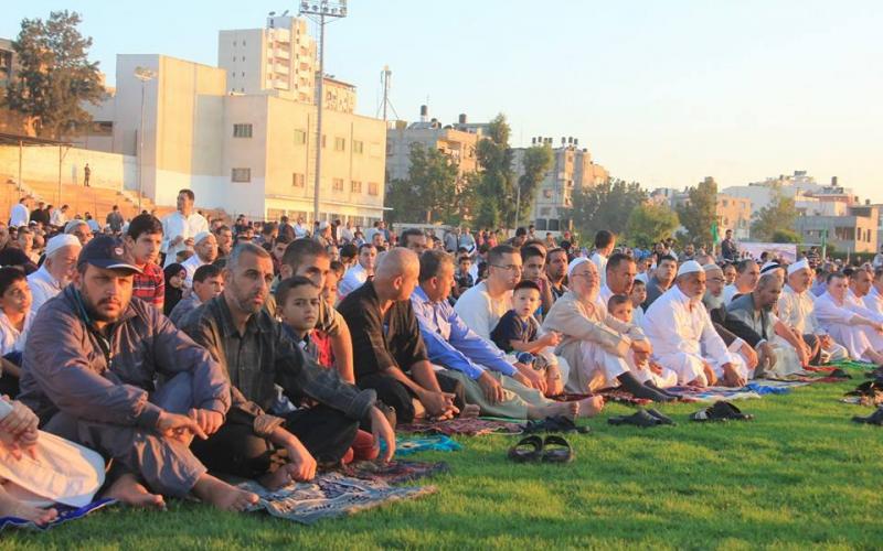 صور: هنية مصليا وخطيبا بالناس في اليرموك