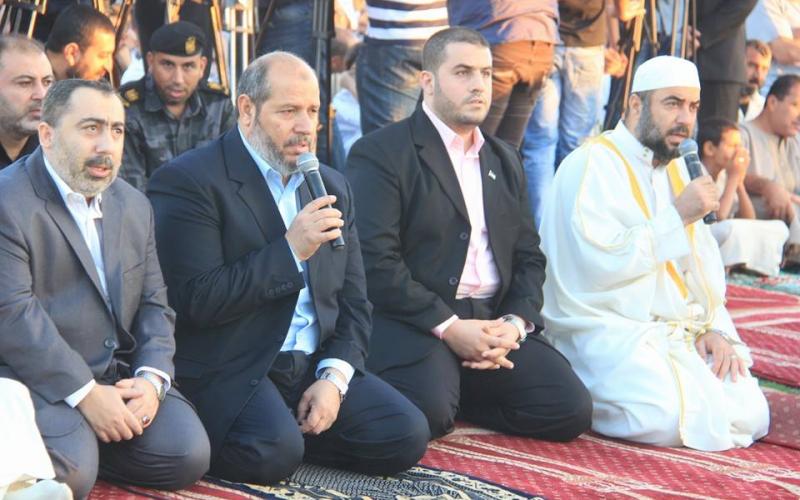 صور: هنية مصليا وخطيبا بالناس في اليرموك