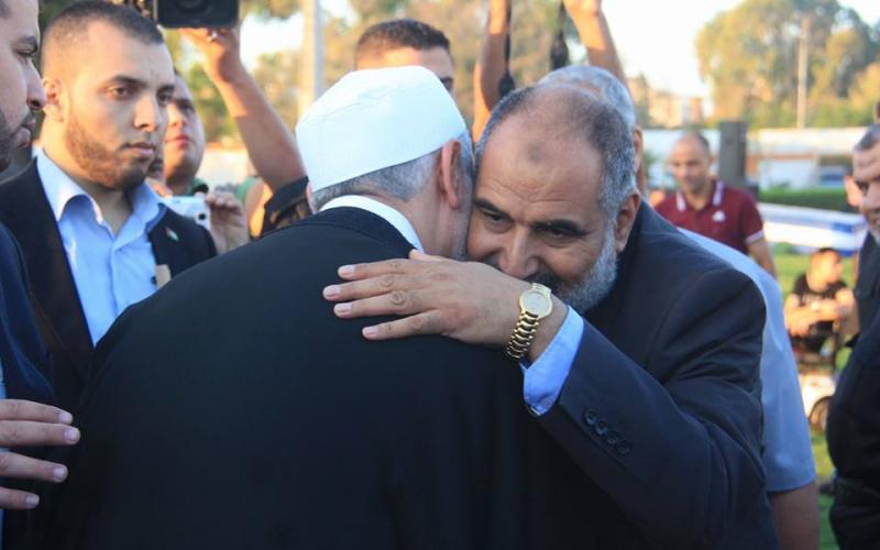 صور: هنية مصليا وخطيبا بالناس في اليرموك