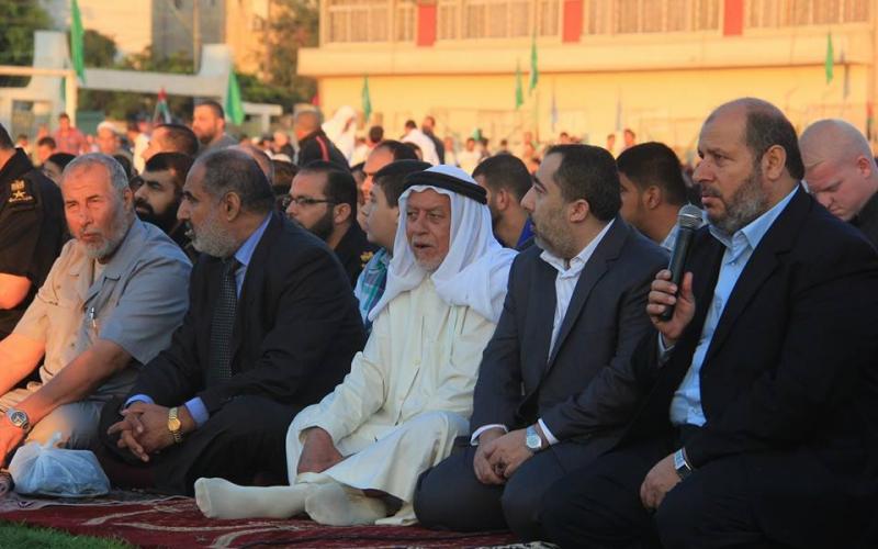 صور: هنية مصليا وخطيبا بالناس في اليرموك