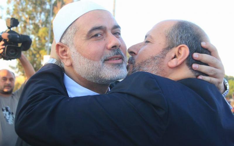 صور: هنية مصليا وخطيبا بالناس في اليرموك
