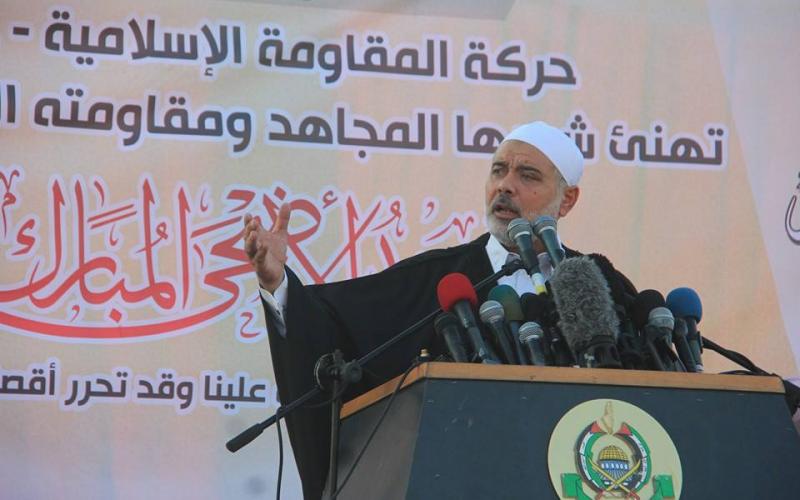 صور: هنية مصليا وخطيبا بالناس في اليرموك