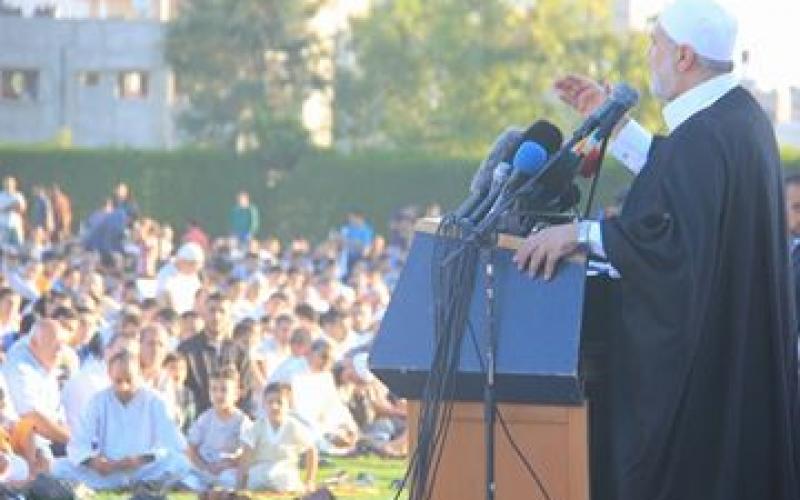 صور: هنية مصليا وخطيبا بالناس في اليرموك