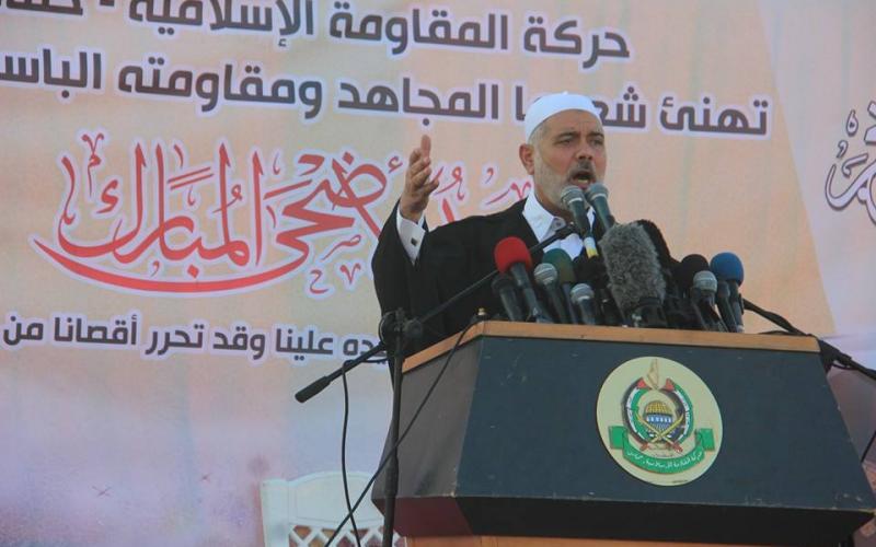 صور: هنية مصليا وخطيبا بالناس في اليرموك