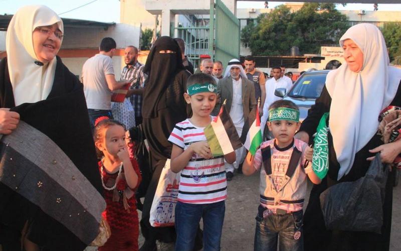 صور: هنية مصليا وخطيبا بالناس في اليرموك