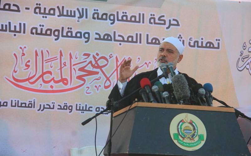 صور: هنية مصليا وخطيبا بالناس في اليرموك