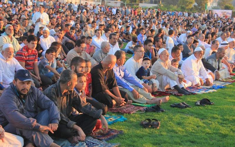 صور: هنية مصليا وخطيبا بالناس في اليرموك