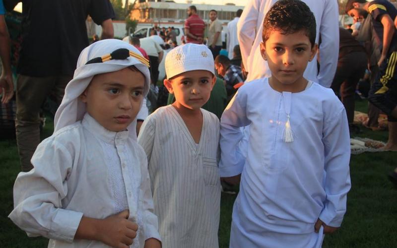صور: هنية مصليا وخطيبا بالناس في اليرموك