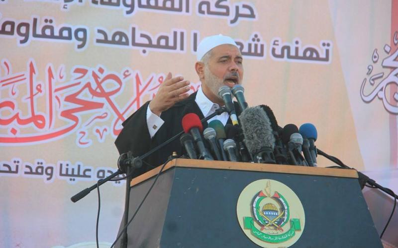 صور: هنية مصليا وخطيبا بالناس في اليرموك