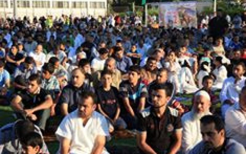 صور: هنية مصليا وخطيبا بالناس في اليرموك