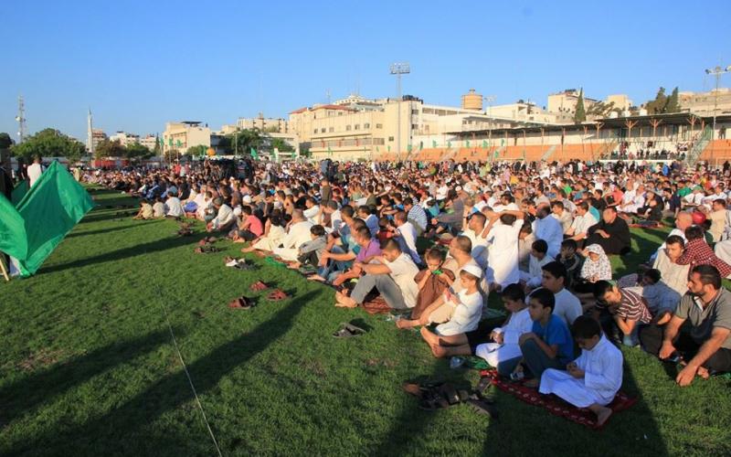 صور: هنية مصليا وخطيبا بالناس في اليرموك