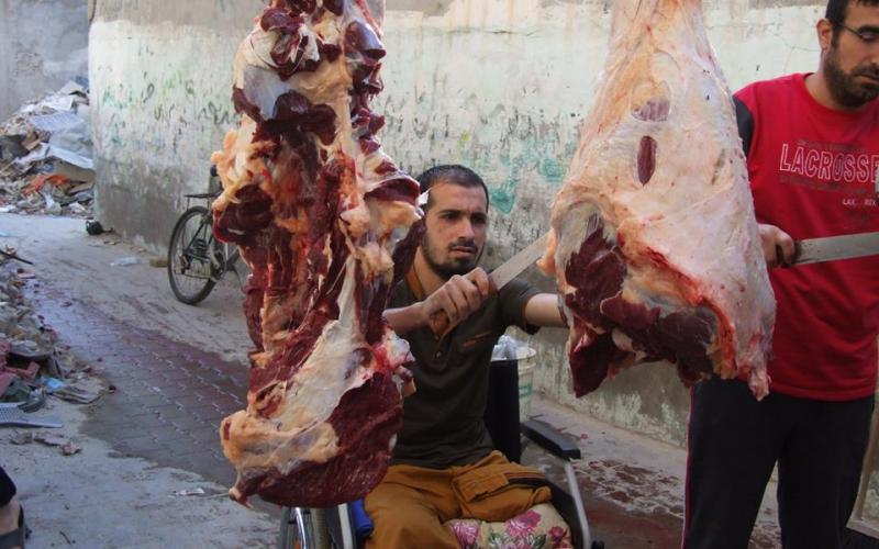 صور: الجريح أبو جزر أثناء تقطيع أضحيته